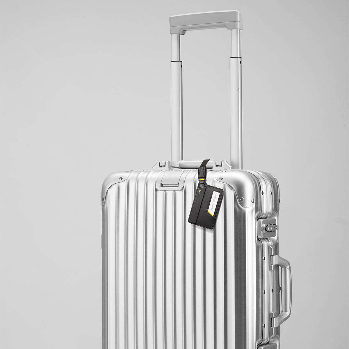 AHP09776 - luggage tag in black showing luggage tag with suit case.