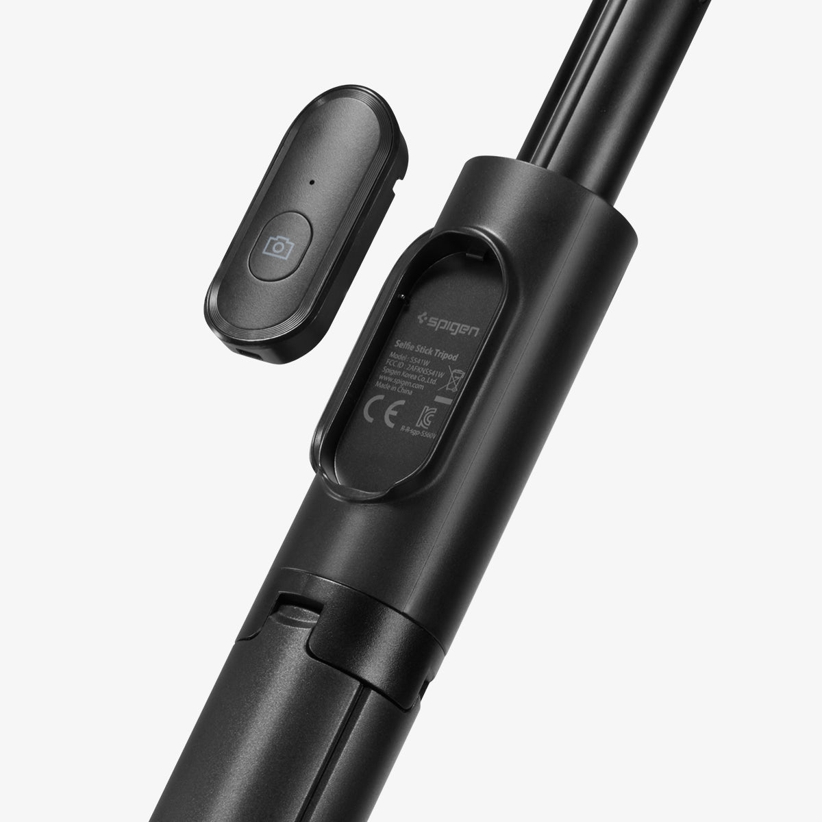 AMP09336 - Tripod Selfie Stick S541W in Black showing the detachable bluetooth remote hovering above the tripod stick