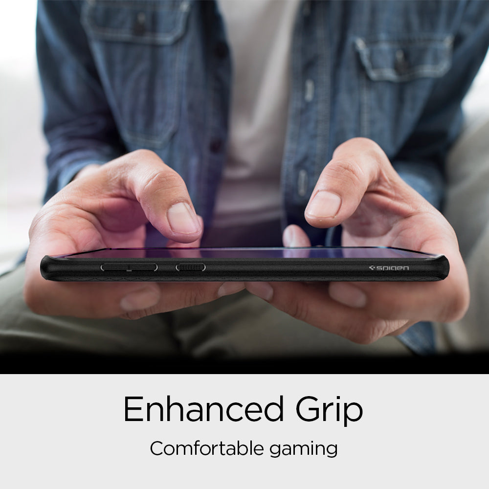 599CS24580 - Galaxy Note 9 Liquid Air Case in black showing the enhanced grip. Comfortable while
gaming