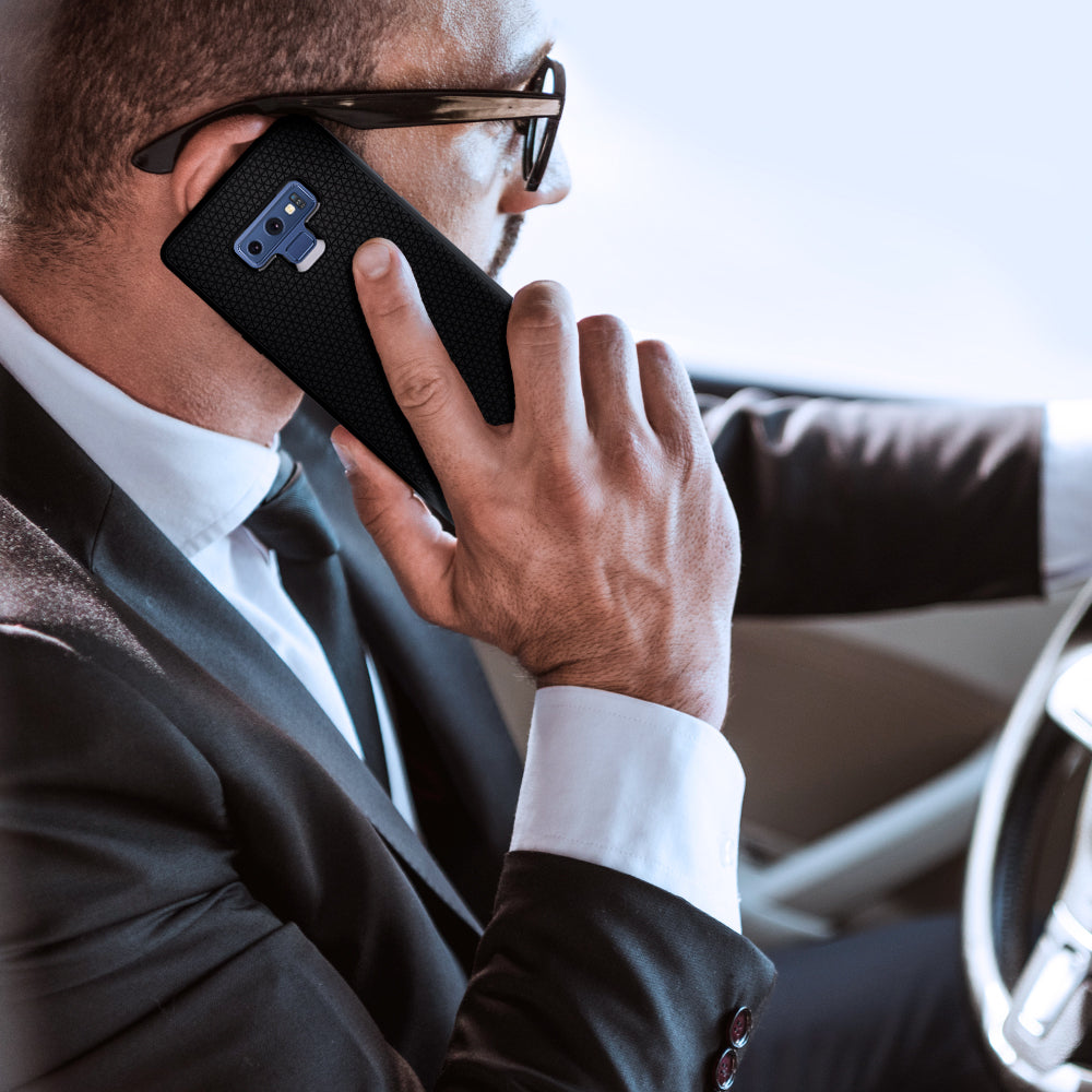 599CS24580 - Galaxy Note 9 Liquid Air Case in black showing the person while holding the device with the case