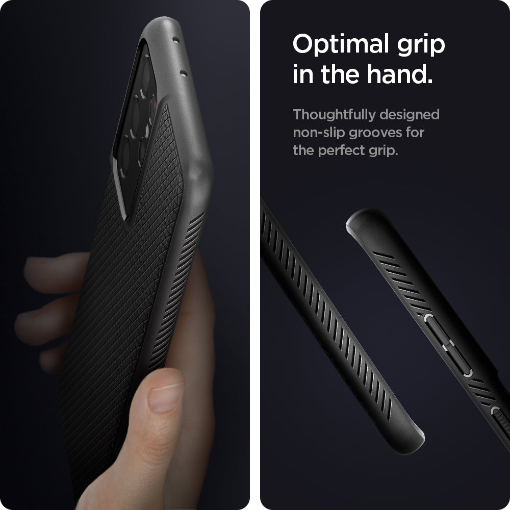 ACS02350 - Galaxy S21 Ultra Liquid Air Case in matte black showing the optimal grip in the hand. Thoughtfully designed non-slip grooves for the perfect grip