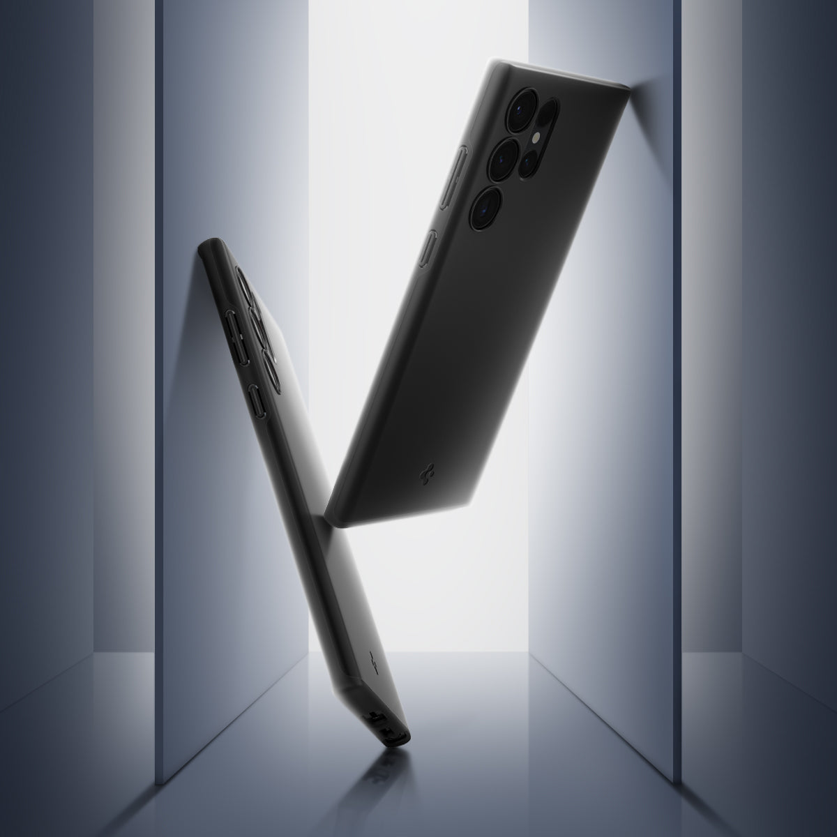 ACS07281 - Galaxy S24 Ultra Case Thin Fit in Black showing shine back and camera.