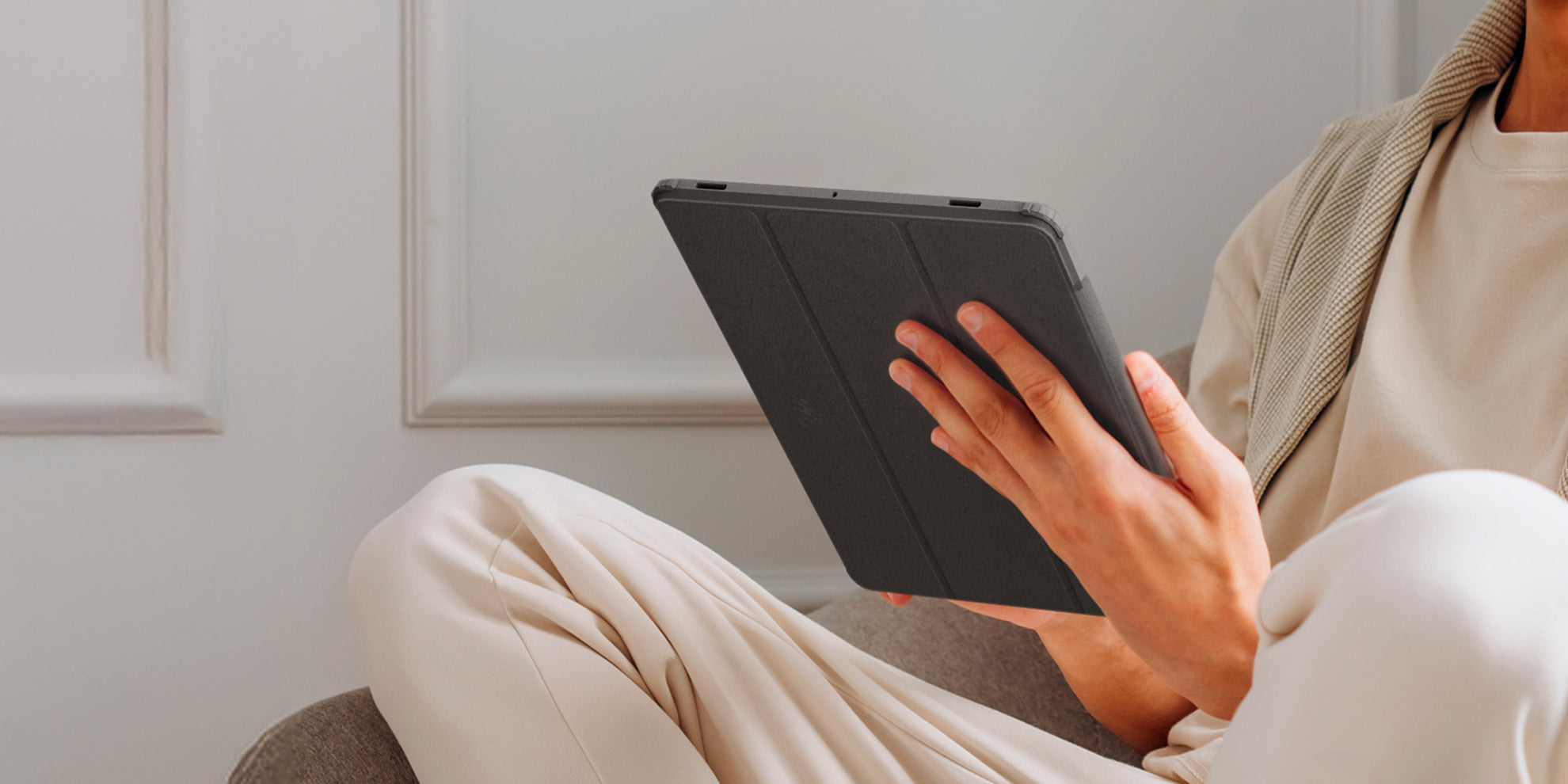 Person holding Galaxy Tab Liquid Air Folio in Black