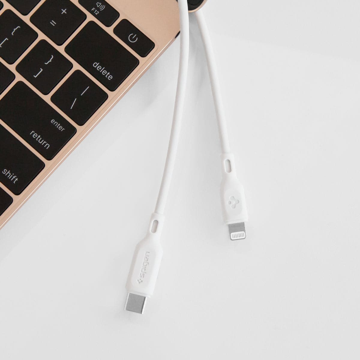 000CA25416 - DuraSync USB-C to Lightning Cable showing the USB-C output and lightning output ends