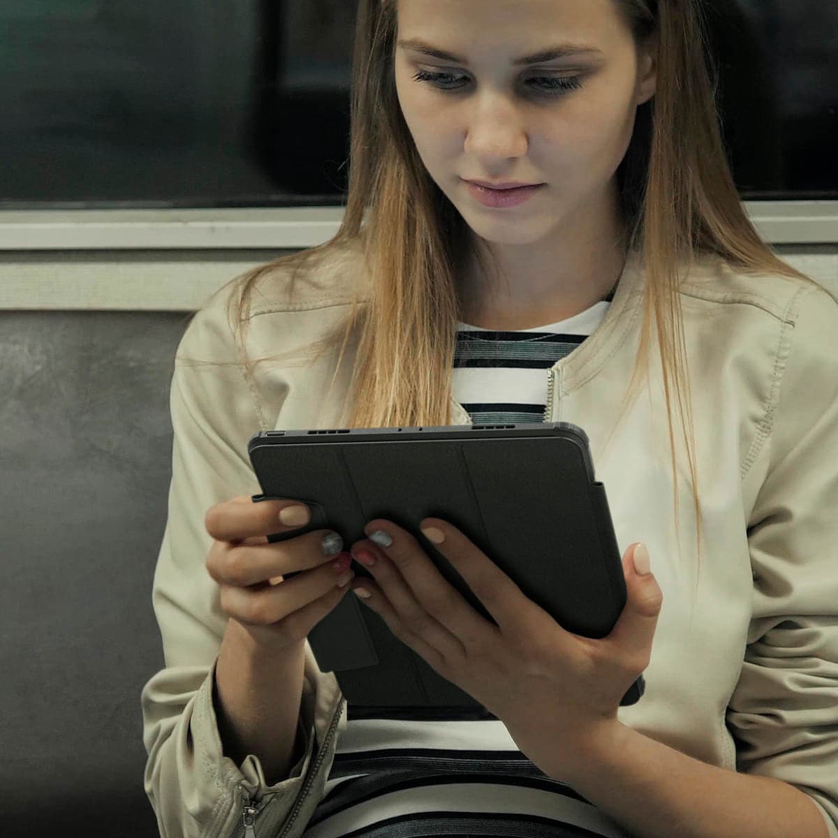 ACS02880 - iPad Pro 12.9"(2022/2021) Case Ultra Hybrid Pro in black showing a woman sitting staring into device in hand