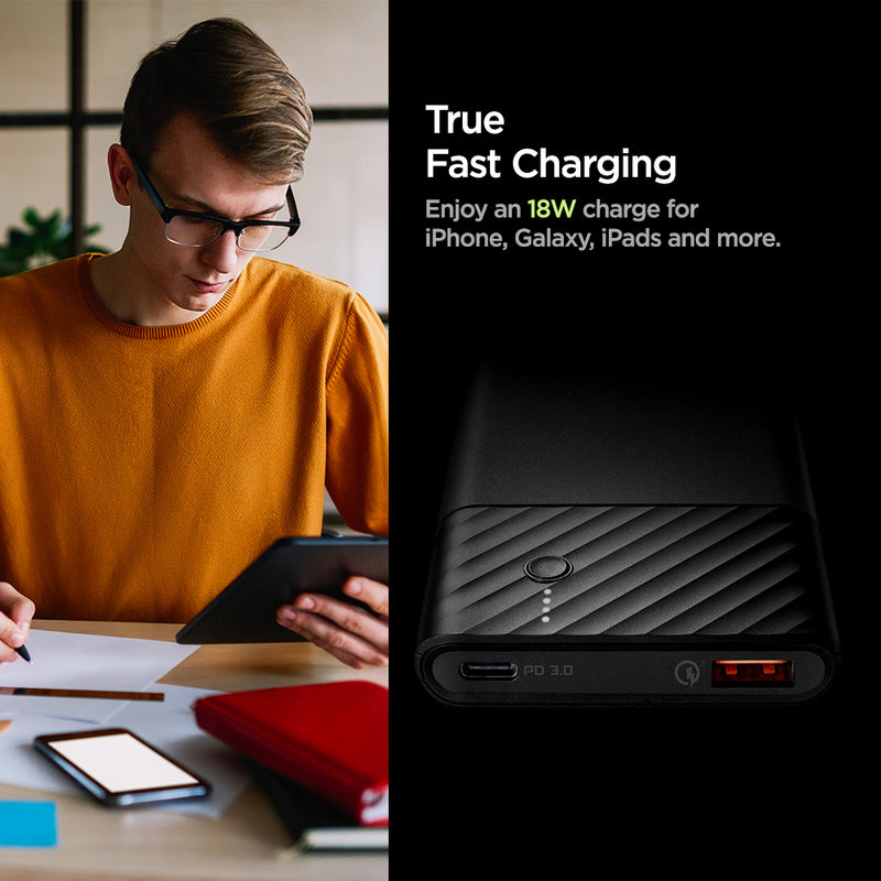 000BA26139 - PocketBoost™ 10,000mAh 18W Portable Charger F732QC in Black showing the True Fast Charging. Enjoy an 18W charge for iPhone, Galaxy, iPads and more. A man reading his tablet device