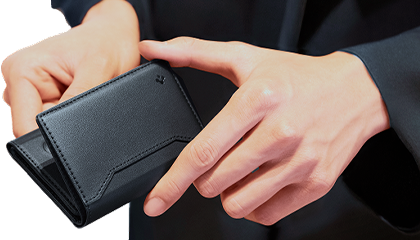 Man holding Spigen wallet in black