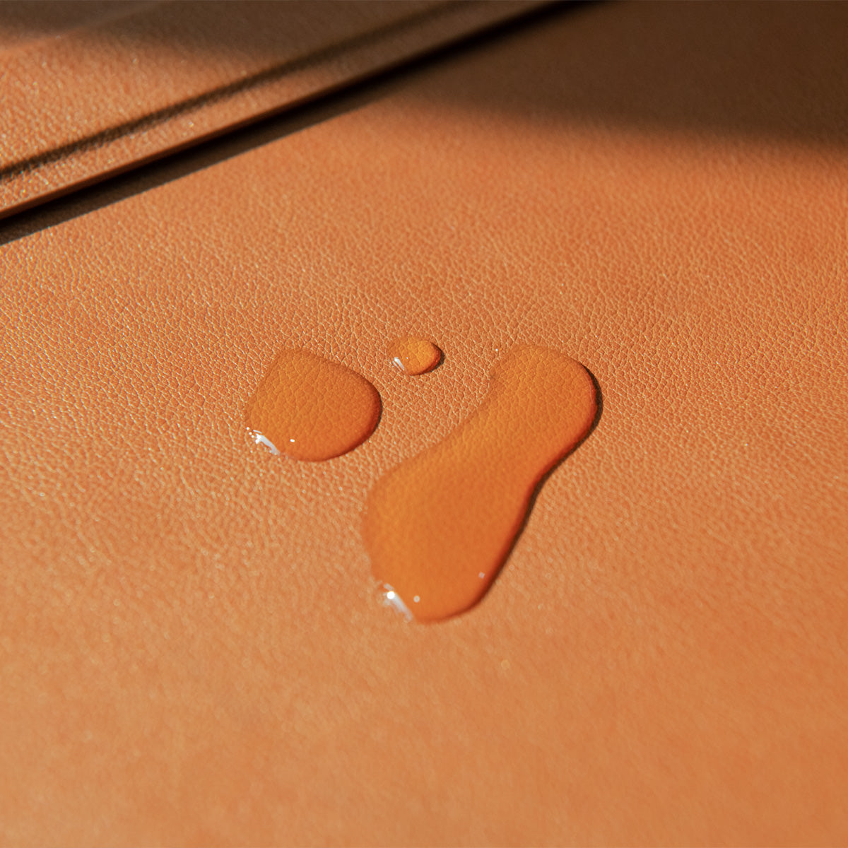 AFA06416 - Spigen Valentinus MacBook Sleeve water resistant leather surface with water droplets