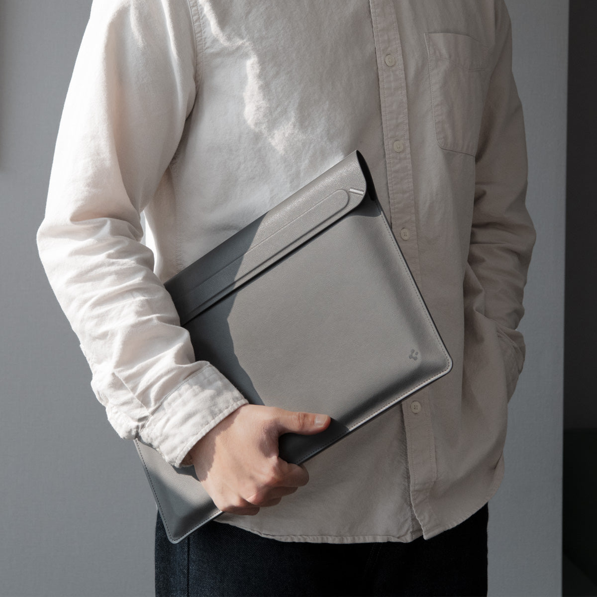 AFA06418 - Spigen Valentinus MacBook Sleeve held by person