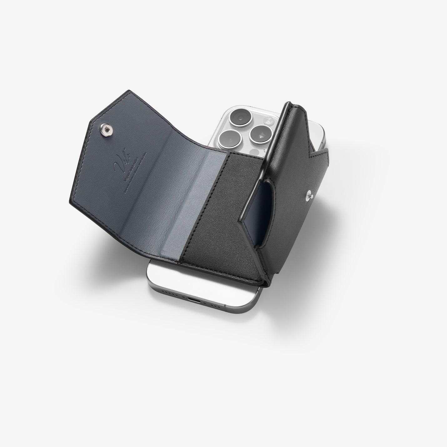 AFA09442 - MagSafe Card Holder Valentinus Pro | 3 Cards in Black showing the inner of the wallet attached at the back of the device