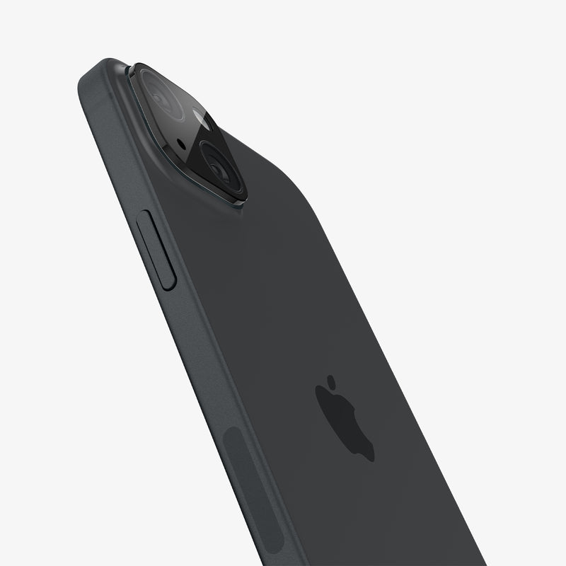 AGL06917 - iPhone 15 / 15 Plus Optik Lens Protector in black showing the back and side zoomed in on camera lens