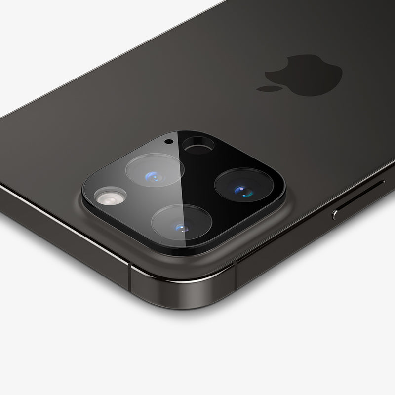 AGL06913 - iPhone 14 Pro / 14 Pro Max Optik Lens Protector in black showing the back zoomed in on camera lens