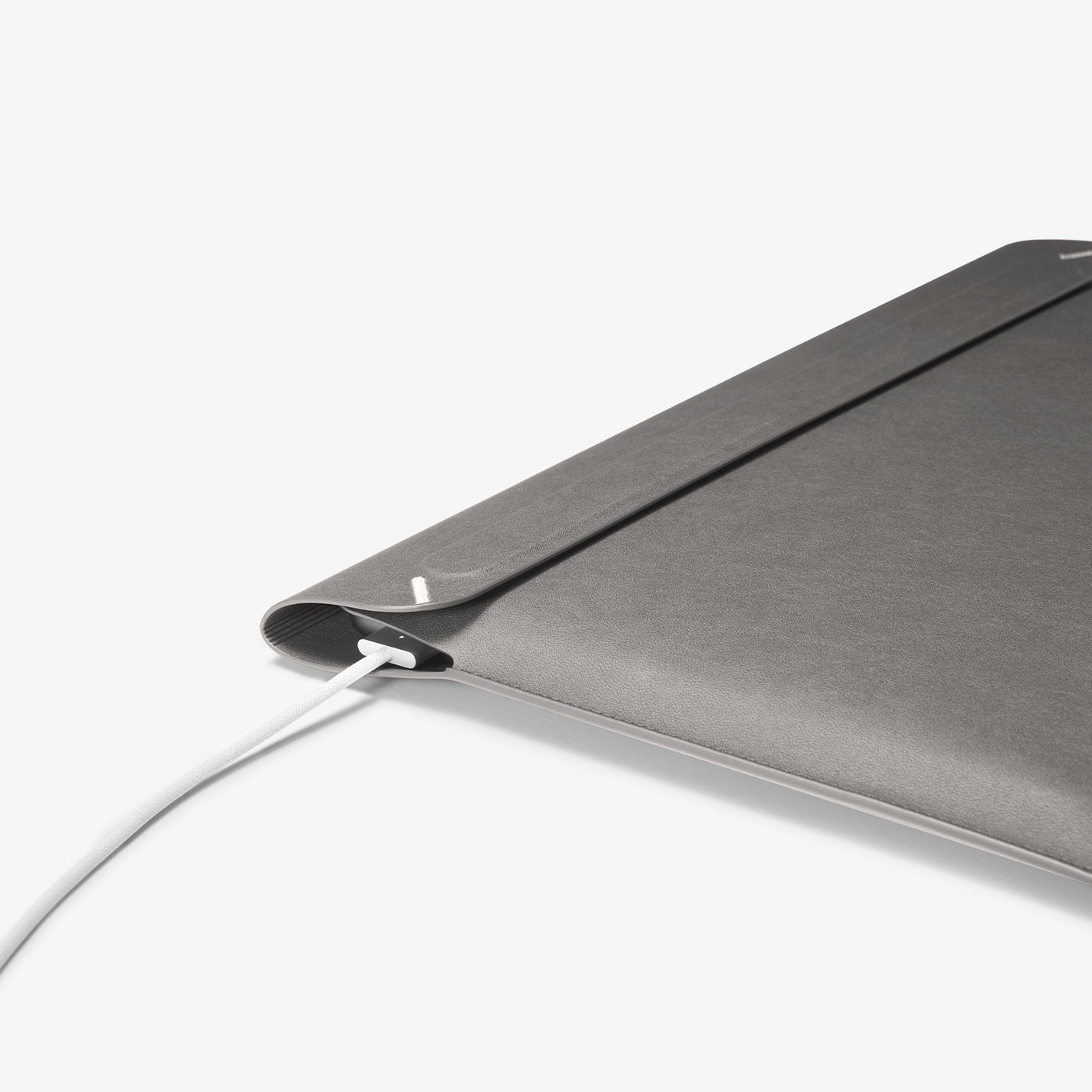 AFA06424 - MacBook Pro 16-inch Valentinus S Laptop Pouch in City Gray side cutout design allowing laptop charging while inside sleeve