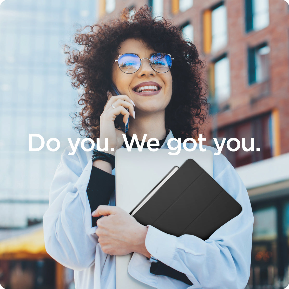 APP04545 - Apple Pencil Holder DA20 in Black showing the woman holding a device on both hands while wearing the tab case with pencil holder