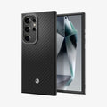 ACS07289 - Galaxy S24 Ultra Case Enzo Aramid in Matte Black showing the back, behind, is another device facing front