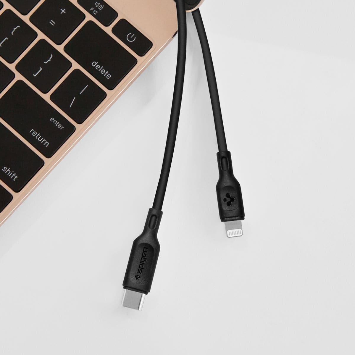 000CA27021 - DuraSync USB-C to Lightning Cable showing the USB-C output and lightning output ends