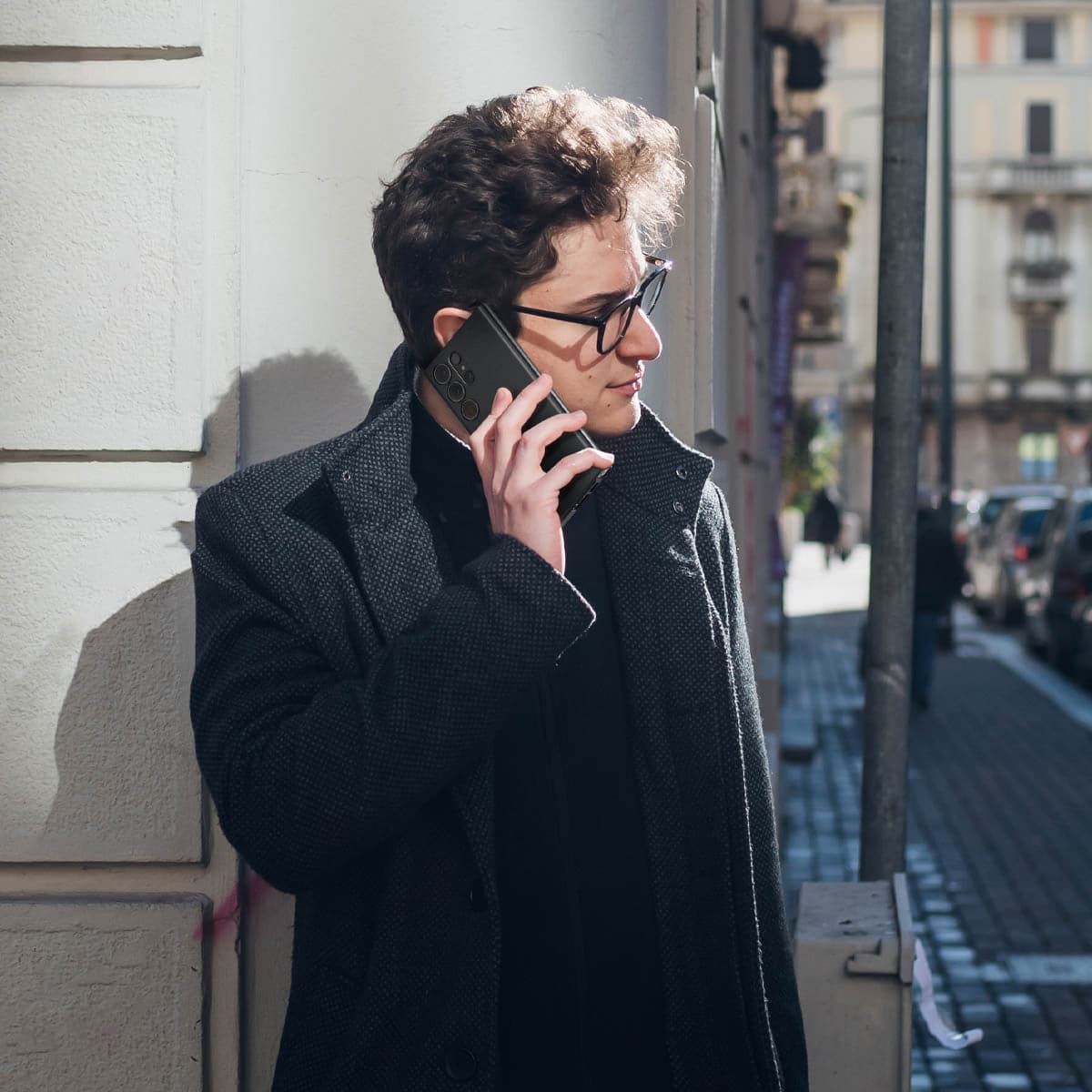 ACS05609 - Galaxy S23 Ultra Case Thin Fit in black showing a man outside talking on phone in hand